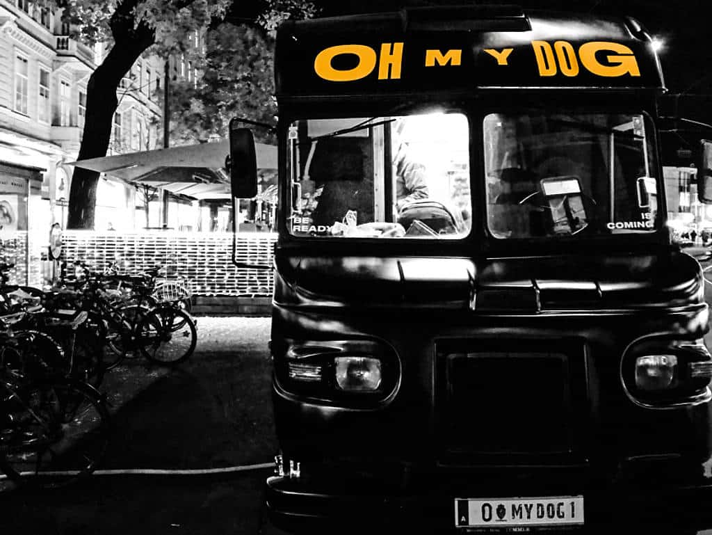 Perfekter Standort: Am Eisernen Tor mitten in der Grazer Innenstadt steht der Oldtimer-Foodtruck Oh my Dog, aus dem kreative Hot-Dog-Kreationen verkauft werden. Perfekter Standort: Am Eisernen Tor mitten in der Grazer Innenstadt steht der Oldtimer-Foodtruck Oh my Dog, aus dem kreative Hot-Dog-Kreationen verkauft werden.