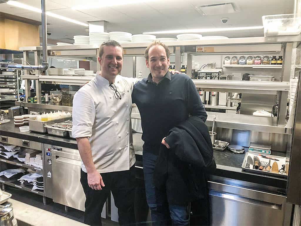 Big City Life: Salvis Area Manager Florian Wedde (re.) und Raymond Webber, Chef im Restaurant CUT by Wolfgang Puck in dessen Küche. Big City Life: Salvis Area Manager Florian Wedde (re.) und Raymond Webber, Chef im Restaurant CUT by Wolfgang Puck in dessen Küche.