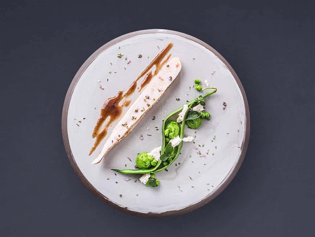 Biohendlbrust, Saubohne, Erbse, Dost, Frischkäse Biohendlbrust, Saubohne, Erbse, Dost, Frischkäse