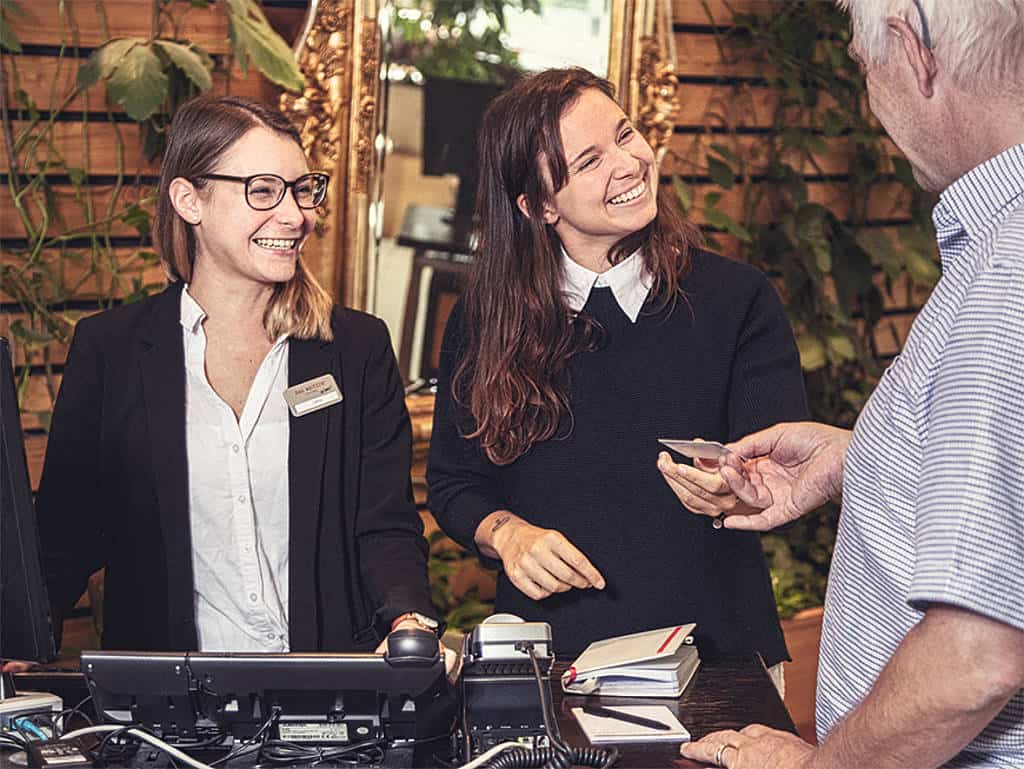 Um die Wette strahlen im Hotel Weitzer: Redakteurin Sissy Rabl versucht sich an der Rezeption. Um die Wette strahlen im Hotel Weitzer: Redakteurin Sissy Rabl versucht sich an der Rezeption.