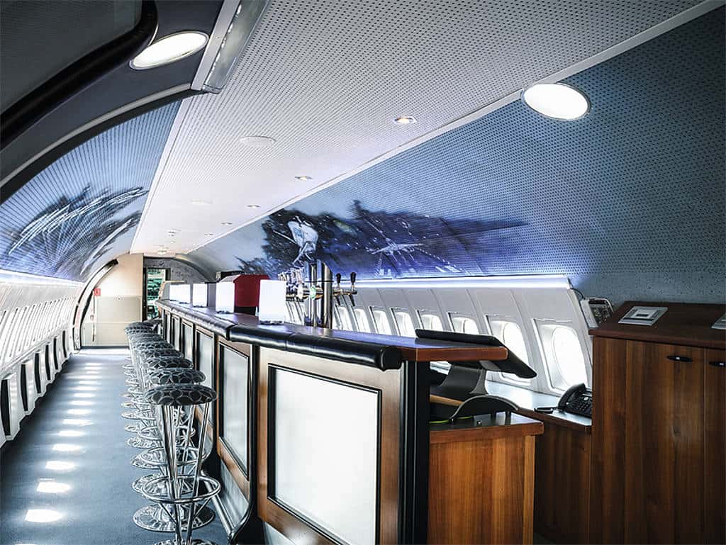 Bar im Inneren des Flugzeugs
