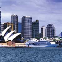 die Skyline einer australischen Stadt am Wasser ist zu sehen 