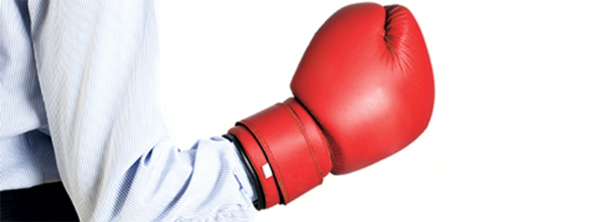 Box dich nach oben ein Arm mit der Hand in einem Boxhandschuh
