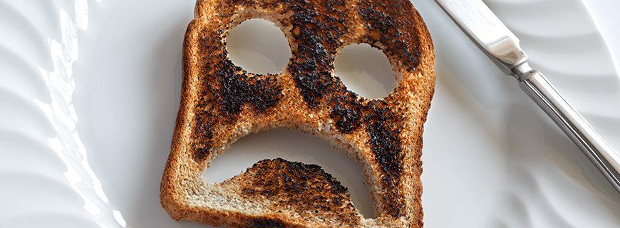 ein verbrannter toast mit einem unglücklichen gesicht 