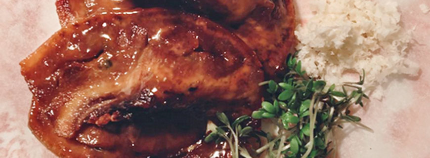 Kulinarische Peepshow Kuh-Uterus mit Remoulade und Meerrettich am Teller im Kopenhagener Restaurant Bror angerichtet.
