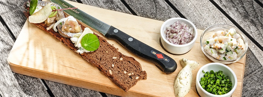 Tête-à-Tête mit Vesperbrett Tête-à-Tête mit Vesperbrett: "Traubenkernbrot mit gebeiztem Matjes, Selleriebutter und Rauchhaselnüssen"