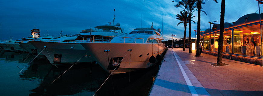eine Yacht im Hafen von Mallorca