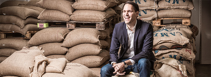 Geschäftsführer Johannes Hornig im Rohkaffeekeller Geschäftsführer Johannes Hornig im Rohkaffeekeller