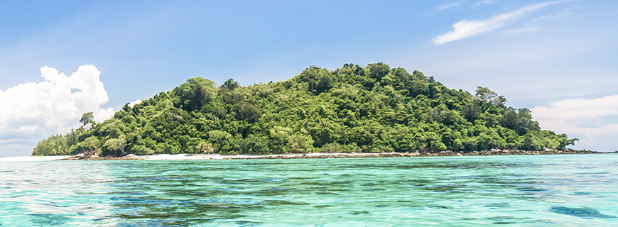 Pazifikinsel mit spiegelglatten Türkisen Meer