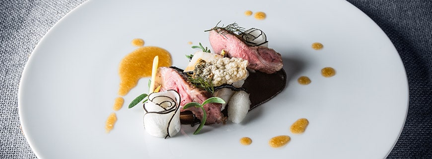 PORK & SEABASS IN SECHUAN GARDEN – Ibérico Pluma | Wolfsbarsch | Sechuan Buttons | Hijiki Algen | Rettichrose | schwarzer Rettich | Oliven | Seefenchel