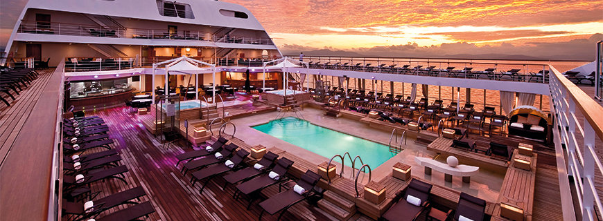 Poolanlage an Deck