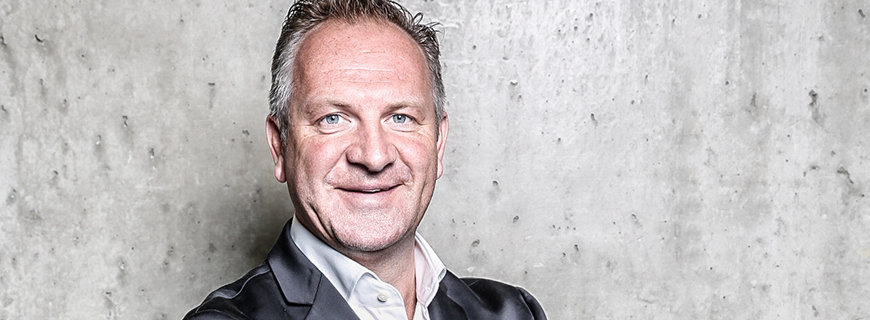 Christian Schweinzer, Blackrock Careers Christian Schweinzer von Blackrock Careers in schwarzem Anzug