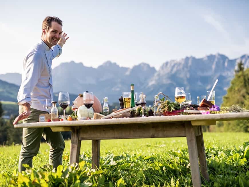Jürgen Kleinhappl am gedeckten Tisch im Grünen