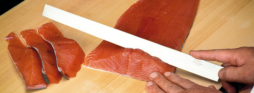 Die Klingen der Global Messer schneiden Lachs