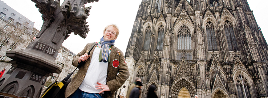 Mario Kotaska vor dem Kölner Dom 
