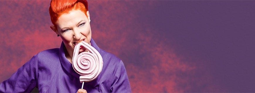 Meta Hiltebrand Meta Hiltebrand beißt in einen Schaumgummi-Lolli