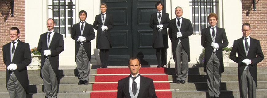 einige Butler stehen nebeneinander auf der Treppe 