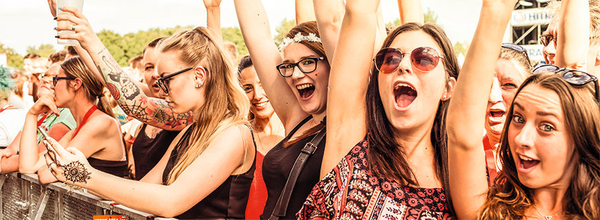 Jubelnde Party-Crowd beim Donauinselfest