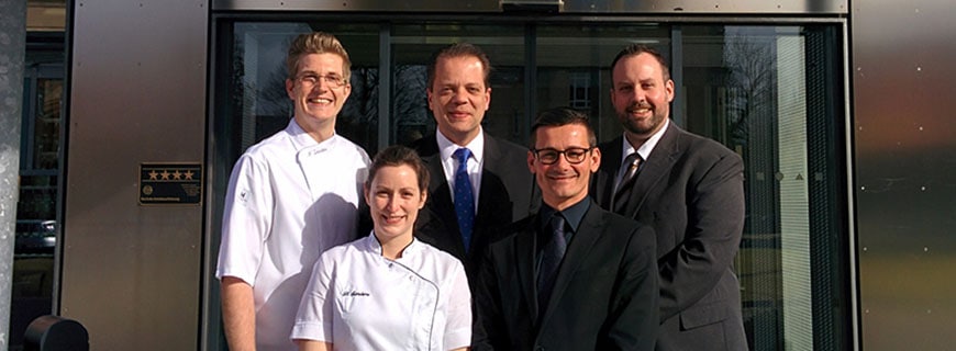 Nicholas Sanders (Küchenchef), Michael Steinbrück (Hoteldirektor), Markus Sterzenbach (Stellvertretender Direktor) vordere Reihe: Birgit Sanders (Chef Patissier), Donald Borojevic (Eventmanager) Nicholas Sanders (Küchenchef), Michael Steinbrück (Hoteldirektor), Markus Sterzenbach (Stellvertretender Direktor) vordere Reihe: Birgit Sanders (Chef Patissier), Donald Borojevic (Eventmanager)
