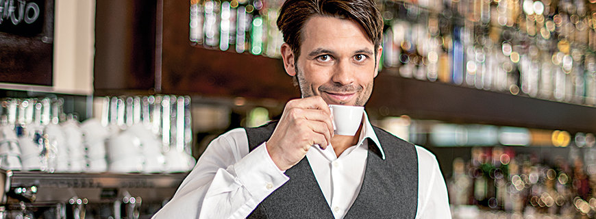 Ein junger Herr geniesst seinen Espresso