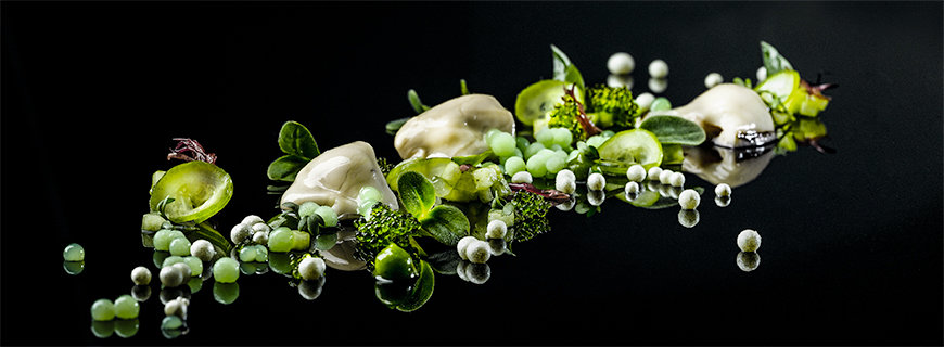 Auster mit Granny Smith, Gurke und Tobikko-Wasabi Auster mit Granny Smith, Gurke und Tobikko-Wasabi