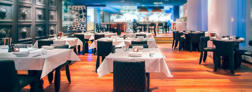 Restaurant von innen. tische, stühle, holzboden etc.