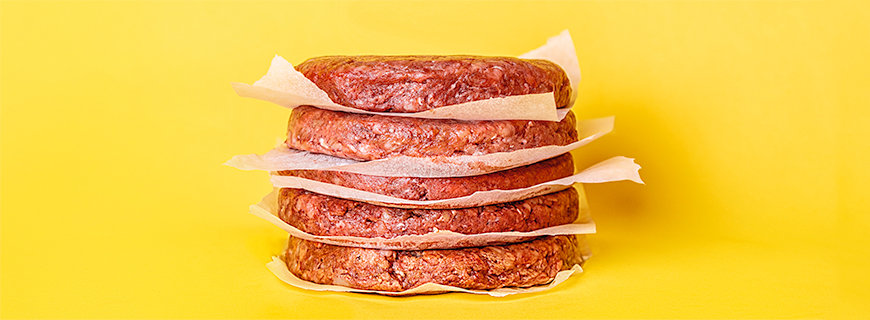 Sieht aus wie Fleisch, schmeckt wie Fleisch, blutet wie Fleisch: Es gibt mittlerweile Firmen wie Impossible Food und Beyond Meat, die sich auf rein pflanzliche Produkte spezialisiert haben. Sieht aus wie Fleisch, schmeckt wie Fleisch, blutet wie Fleisch: Es gibt mittlerweile Firmen wie Impossible Food und Beyond Meat, die sich auf rein pflanzliche Produkte spezialisiert haben.
