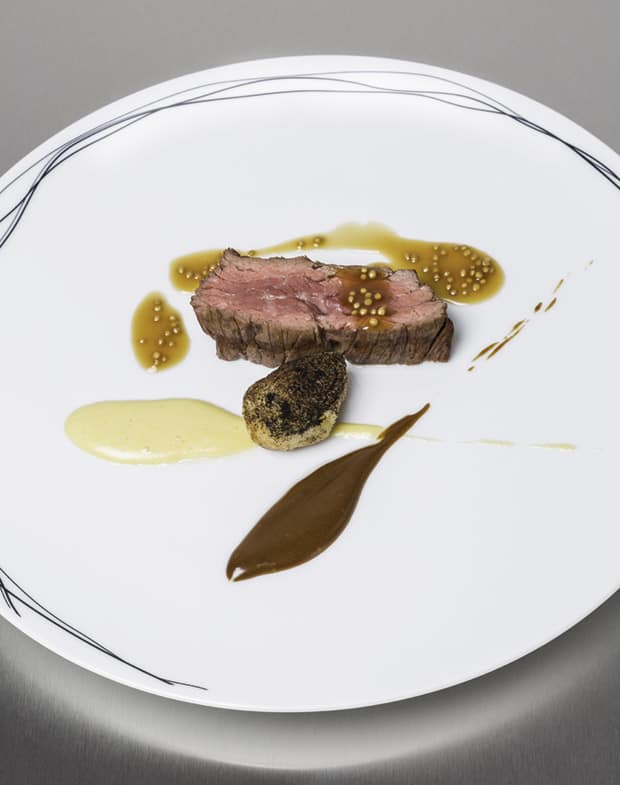 Gegrilltes Bavette mit reduzierter Kaffeecreme, Senf-Emulsion und geröstetem Germ