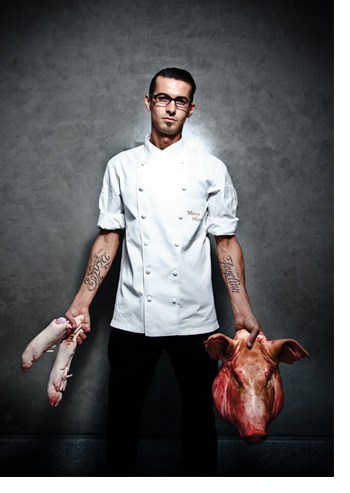 Marco Akuzun mit Schweinskopf und Schweinshaxen