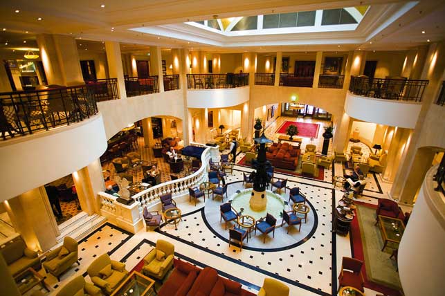 die Lobby mit einem kleinen Brunnen 