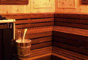 Ausschnitt einer Sauna inklusive Saunaeimer 
