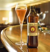 ein Sektglas und eine Carpe Diem Flasche 