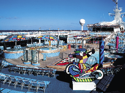 ein riesiger, bunter Funpark an Deck eines Schiffs 
