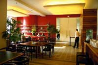 Die Innenansicht eines Restaurants, schlicht und minimalistisch gehalten 