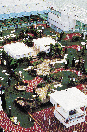 ein Minigolfplatz an Deck eines Passagierschiffes 