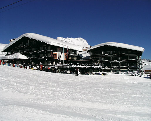 Winterzeit arlberg resort hotes im winter mit schneedecke