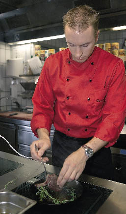 Thomas Dreher beim braten des Fleisches 