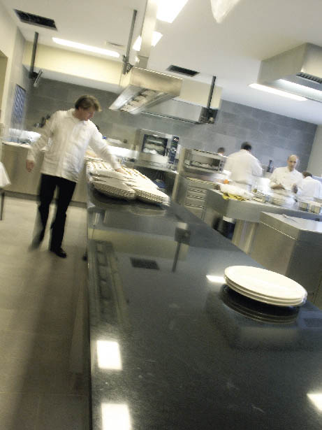 verschwommener einblick in eine Restaurant Küche 