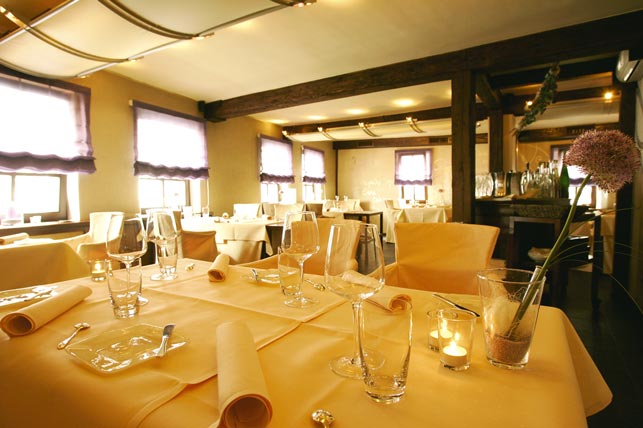 Das eigene Restaurant mehrere gedeckte Tische, überwiegend in Gelb gehalten in einem Restaurant sind zu sehen
