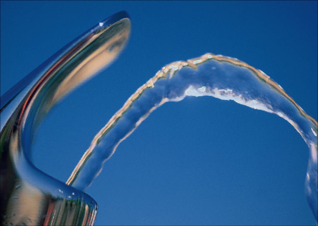 Wasserhahn Wasser fließt aus dem Hahn