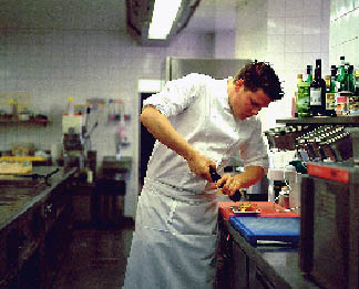 LEONARD CERNKO beim Würzen seines Gerichtes 
