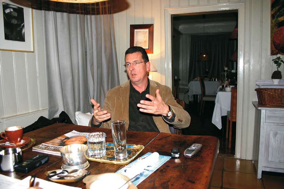 walter eselböck am tisch sitzend und stark gestikulierend 