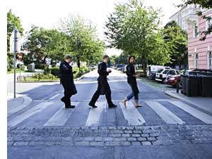 Drei Köche überqueren den Zebrastreifen