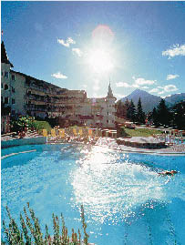 der Pool des Hotels in klarer sonniger Kulisse 