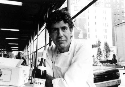 Anthony Bourdain Küchenchef Anthony Bourdain sitzt an einem Fensterplatz in einer schwarz weißen Aufnahme