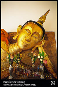 eine liegende Buddha statue mit Opfergaben davor
