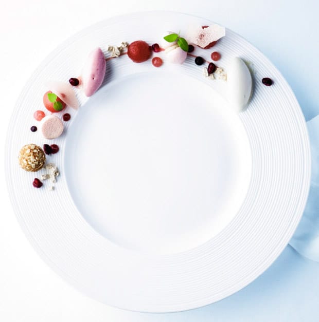 Confierter Pfirsich in Olivenöl-Thymian-Fond mit Riesling-Sorbet, Ricotta-Praliné und Pfirsich-Meringue