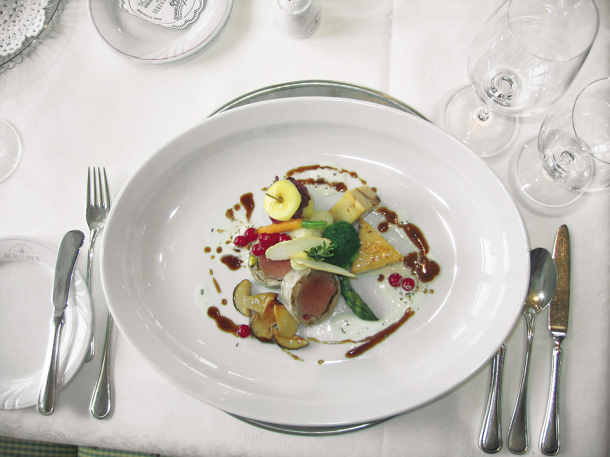 Heimisches Rehrückenfilet im Preiselbeermantel auf Rosmarin-Wacholdercreme, gebratener Brezenterrine und Ahornkraut