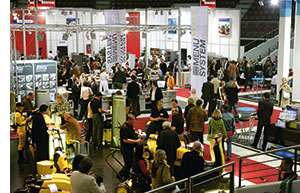 ein Blick in eine Messehalle mit vielen Besuchern 