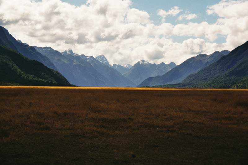 NZ German Business Association Inc. ein panorama eines tals mit einem wolkenbedeckten Himmel